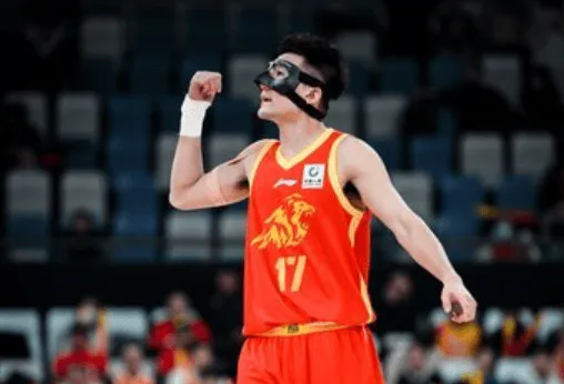 华体会官网-孙铭徽全场投篮8中4，三分4中2得到12分4篮板7助攻1抢断