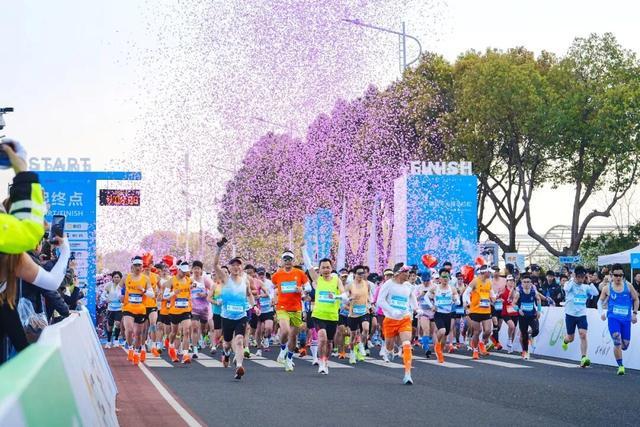 华体会官网-五千跑者集结,2026苏州太湖数字半程马拉松开跑